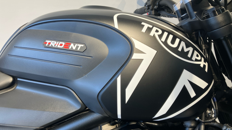 Triumph Trident (20MY)